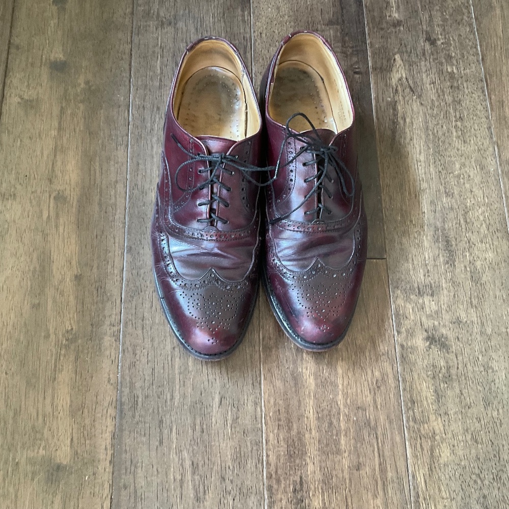 Wing tip shoes